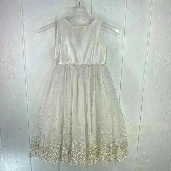 David’s Bridal Girls Size 7 Sleeveless Formal Cream button in back Dress w/Bow